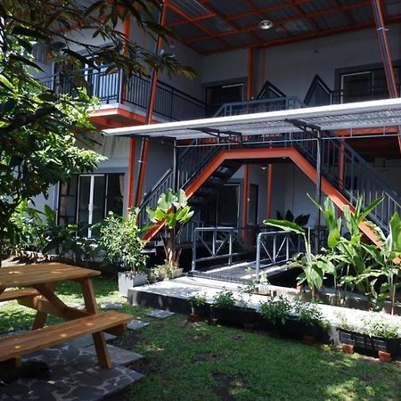 Ndalem Sorogenen Guesthouse Yogyakarta Ngoại thất bức ảnh