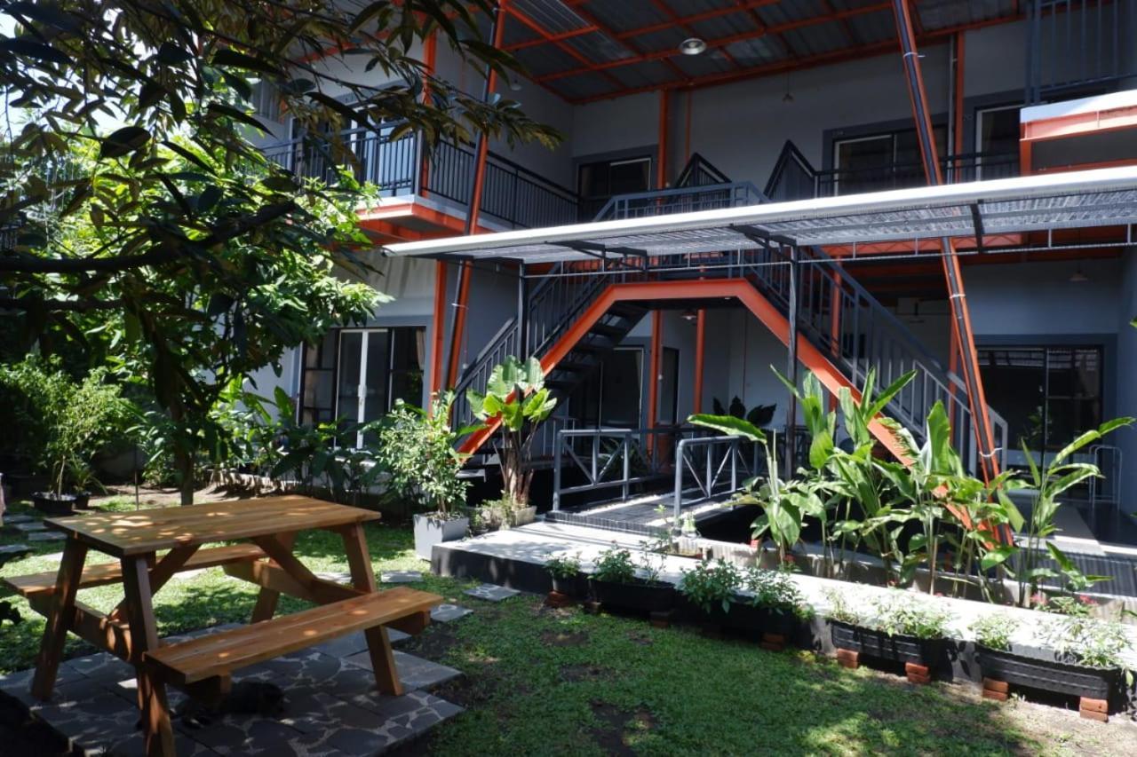 Ndalem Sorogenen Guesthouse Yogyakarta Ngoại thất bức ảnh